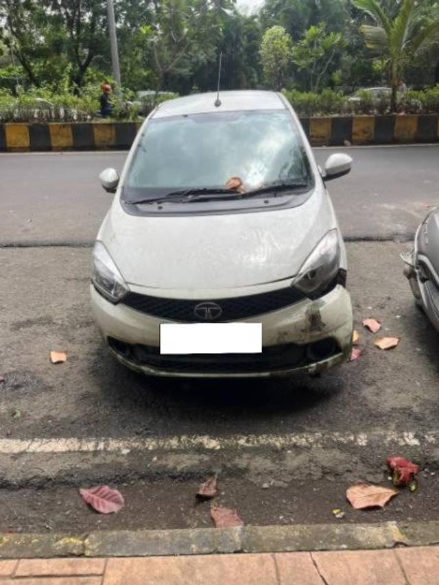 https://images10.gaadi.com/usedcar_image/4121604/original/processed_4c17f7fc-c984-4736-9b46-3eabc9d289d3.jpg?imwidth=6400