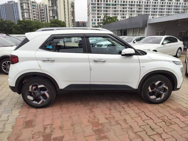 https://images10.gaadi.com/usedcar_image/4121901/original/processed_0454c400e8d156d08bef17b4aedb5344.jpg?imwidth=6401