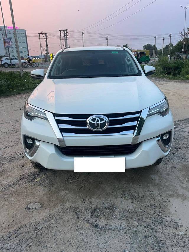 https://images10.gaadi.com/usedcar_image/4122048/original/processed_a14b3e0f63c116c878b8efa82c4eb9db.jpg?imwidth=6402