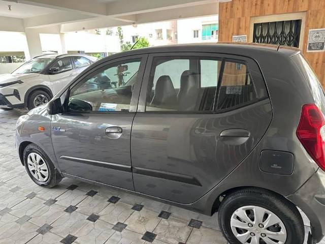 https://images10.gaadi.com/usedcar_image/4123045/original/processed_098e0e91-a4af-46d2-ba41-804571485b39.jpeg?imwidth=6402