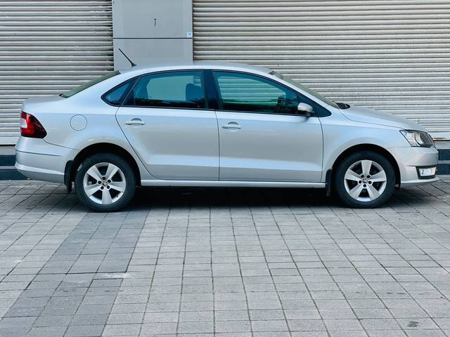 https://images10.gaadi.com/usedcar_image/4123457/original/4f3803faf8822cea2e45e8ef1ddc4f9c.jpg?imwidth=6401