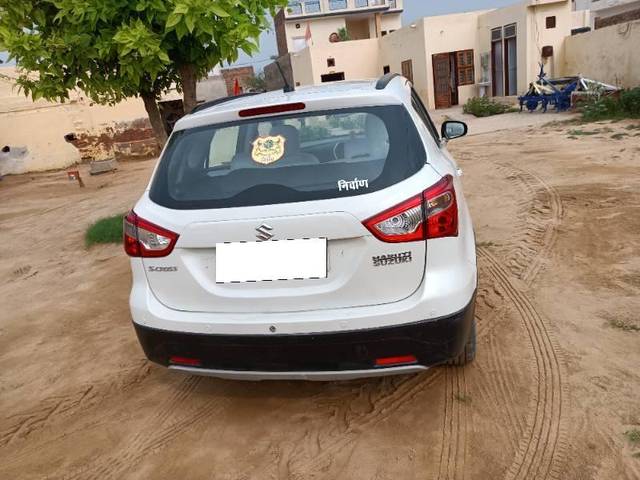 https://images10.gaadi.com/usedcar_image/4123972/original/processed_58232983-b49e-46dd-beff-2518538423ff.jpg?imwidth=6402