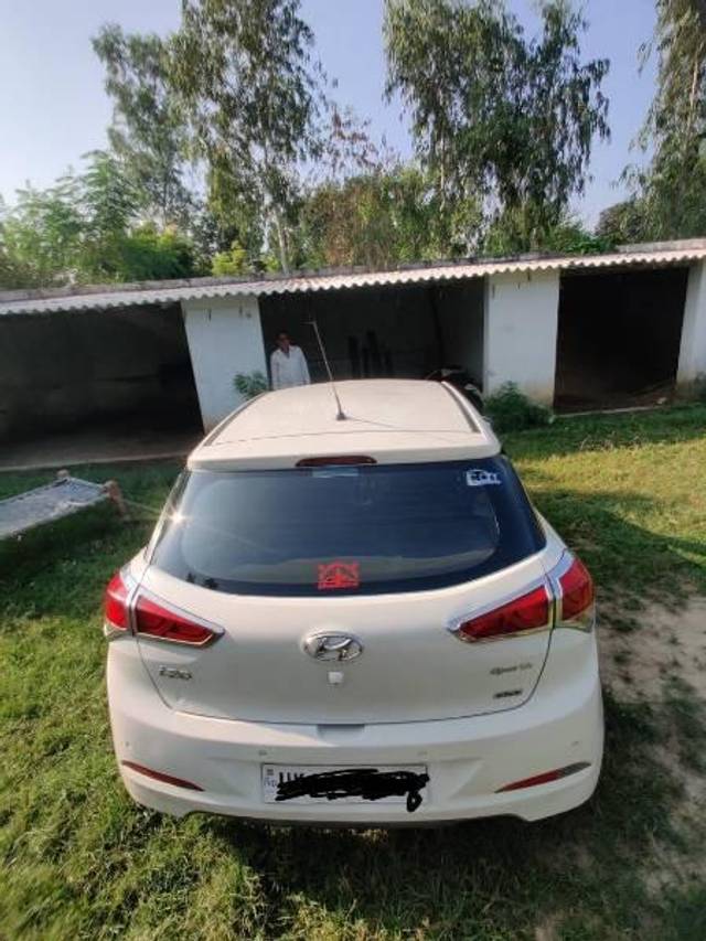 https://images10.gaadi.com/usedcar_image/4124295/original/processed_73bf7187-fcb2-4055-b7c0-a5f25c864861.jpg?imwidth=6401