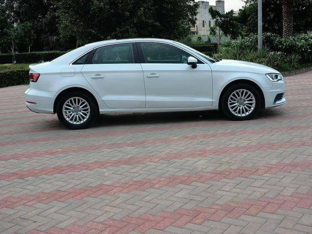 https://images10.gaadi.com/usedcar_image/4124883/original/processed_585f28b2fe8c9ad5deb1be55ccd262a0.jpg?imwidth=6401