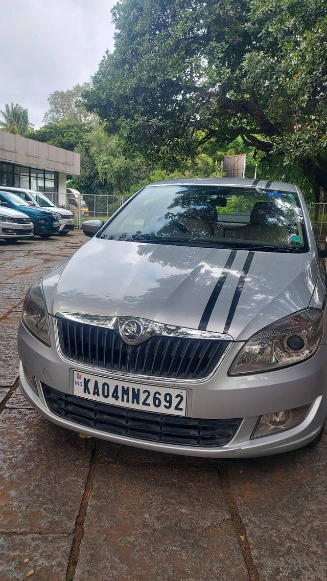 https://images10.gaadi.com/usedcar_image/4126079/original/processed_b1aef9a7e1c31df636cc135c9cf69b2c.jpg?imwidth=6400