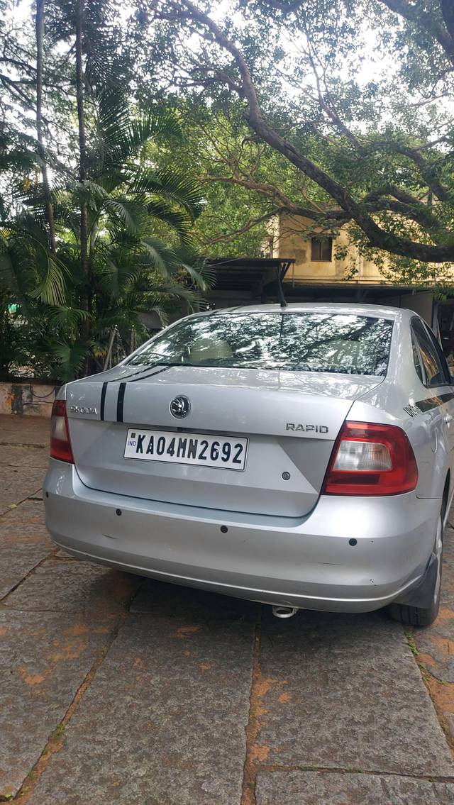 https://images10.gaadi.com/usedcar_image/4126079/original/processed_c1f875667b307f4f9f74591968ada3dd.jpg?imwidth=6402