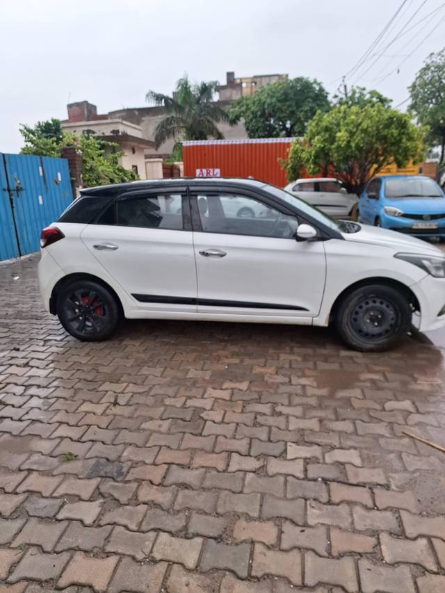 https://images10.gaadi.com/usedcar_image/4126197/original/processed_dc7e558f51551970dfc2f36beb5c591e.jpg?imwidth=6401