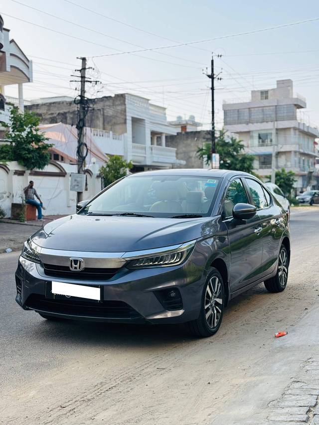 https://images10.gaadi.com/usedcar_image/4126248/original/processed_26afe3a97991e53cc37296abfc8a2929.jpeg?imwidth=6402