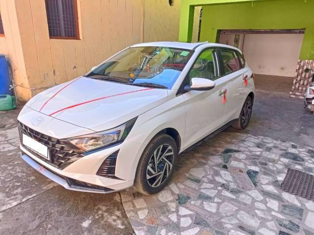 https://images10.gaadi.com/usedcar_image/4126973/original/processed_9a71fe69-599c-4e75-9bd3-2218ef7abaa4.jpg?imwidth=6400