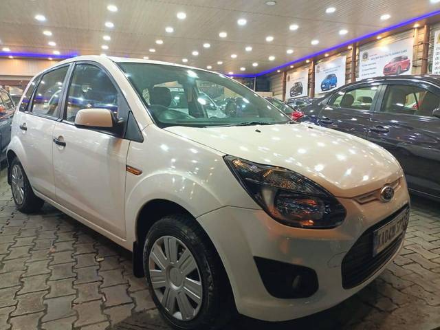 https://images10.gaadi.com/usedcar_image/4127306/original/processed_1ad7c154140f9468cc4275adf4639825.jpeg?imwidth=6400