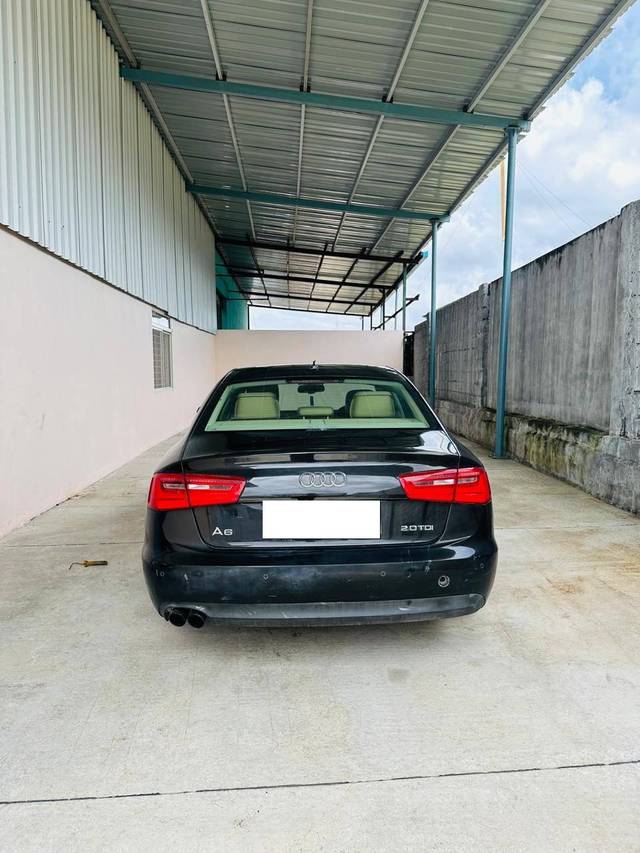 https://images10.gaadi.com/usedcar_image/4127650/original/processed_19cd8227-b33c-4b59-b744-462fb217a819.jpg?imwidth=6401