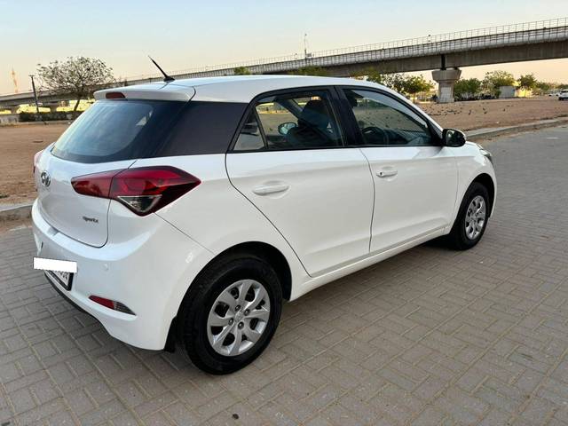 https://images10.gaadi.com/usedcar_image/4128047/original/processed_cb63dca2056c126a36dcb1570a490e7c.jpg?imwidth=6401