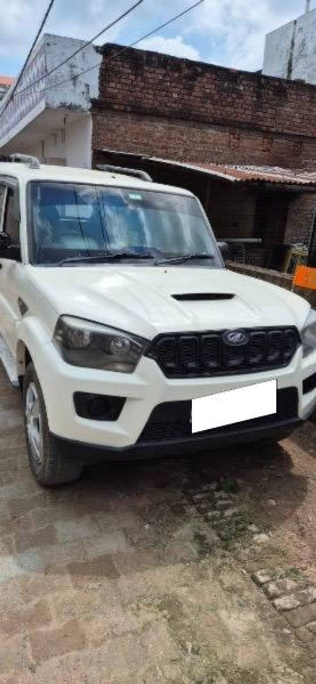 https://images10.gaadi.com/usedcar_image/4128155/original/processed_f6236ff9-4e3d-4bbc-ad0b-4bd5d4f70d15.jpeg?imwidth=6402