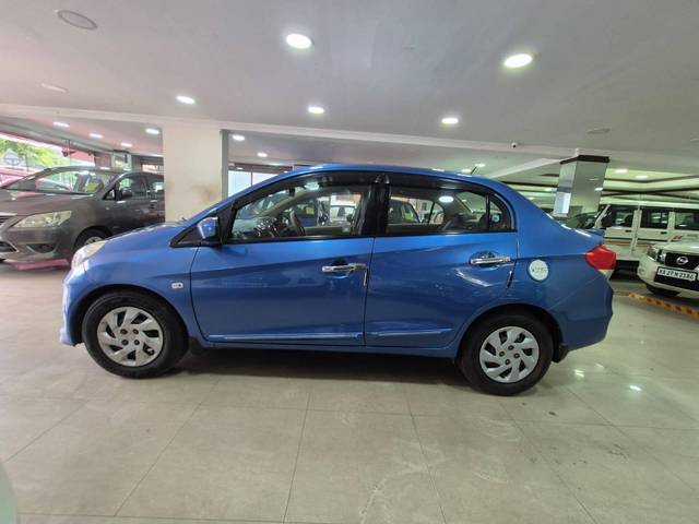 https://images10.gaadi.com/usedcar_image/4128210/original/processed_607ce17f2a02d57d35999d9d2e95044e.jpg?imwidth=6402