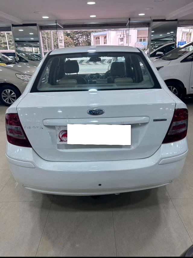 https://images10.gaadi.com/usedcar_image/4128254/original/processed_eaa93d22d18de7d30acfee4ea0e9f30a.jpg?imwidth=6402