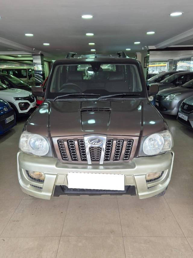 https://images10.gaadi.com/usedcar_image/4128323/original/processed_7cddfe228d12b3944d32062b2bb2b588.jpg?imwidth=6400