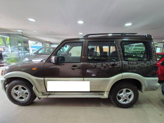 https://images10.gaadi.com/usedcar_image/4128323/original/processed_cbcee15dc4fcb4da1a40d9740b617513.jpg?imwidth=6402