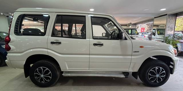 https://images10.gaadi.com/usedcar_image/4128368/original/22ba33eb21be445adc6d233524b154b6.jpg?imwidth=6401