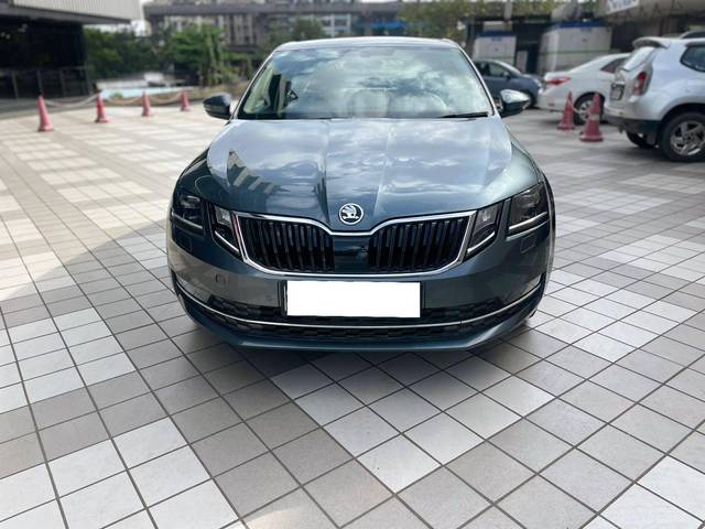 https://images10.gaadi.com/usedcar_image/4128378/original/processed_eecb1a73c12aa84cc7f5edf94a8d2a29.jpg?imwidth=6402