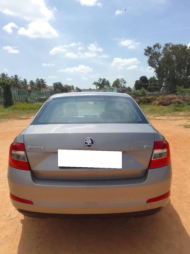 https://images10.gaadi.com/usedcar_image/4128777/original/processed_71e2ba737a4b18cc5de9184523b87996.jpg?imwidth=6402