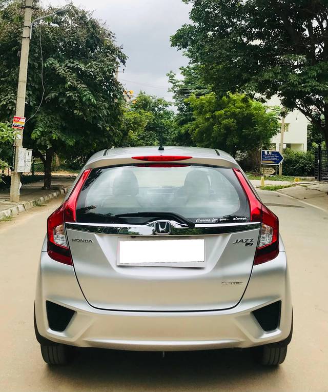 https://images10.gaadi.com/usedcar_image/4130101/original/processed_5b7ef2c7fdb8edf40b4731bf6e7c2dfc.jpeg?imwidth=6402