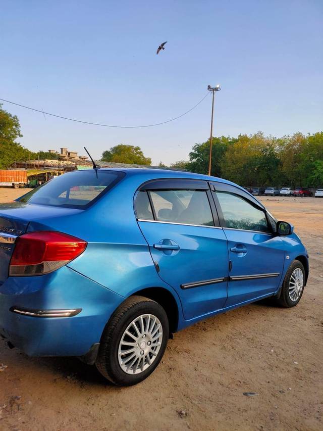 https://images10.gaadi.com/usedcar_image/4130241/original/processed_f4950e0b7e5fcee79769d394ed790818.jpg?imwidth=6402