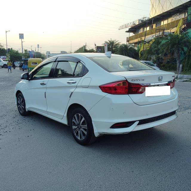 https://images10.gaadi.com/usedcar_image/4130281/original/processed_53fc666b4c73fcc835a62c81681f6e3a.jpg?imwidth=6402