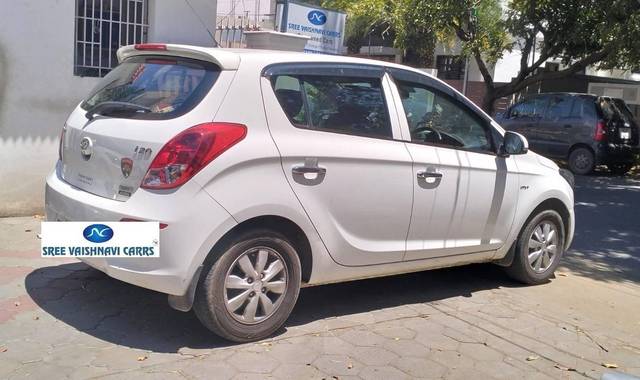 https://images10.gaadi.com/usedcar_image/4130310/original/processed_e07b47d6fda489d0e044a6bbf55f2dbf.jpeg?imwidth=6401