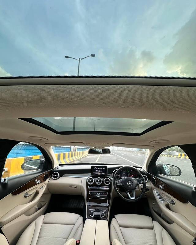 https://images10.gaadi.com/usedcar_image/4130480/original/processed_53b9a6b645fb464142a48b47d2ee63e0.jpg?imwidth=6402