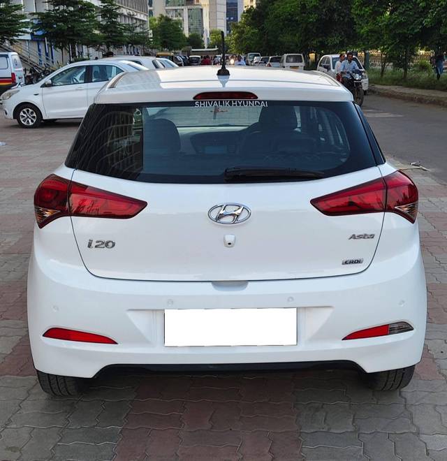 https://images10.gaadi.com/usedcar_image/4131174/original/processed_08aed142b048af49805fb1ea658a7fac.jpg?imwidth=6401