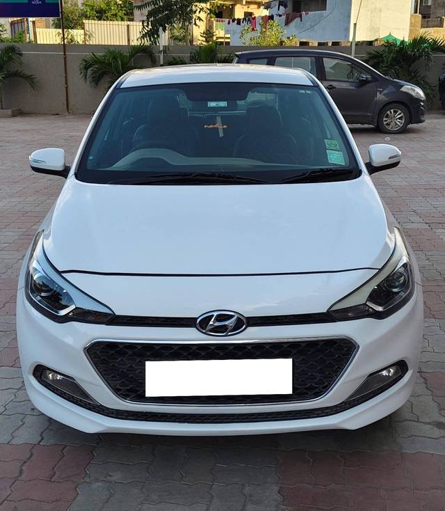 https://images10.gaadi.com/usedcar_image/4131174/original/processed_2f972692960e2eed5119e59700388ef7.jpg?imwidth=6402