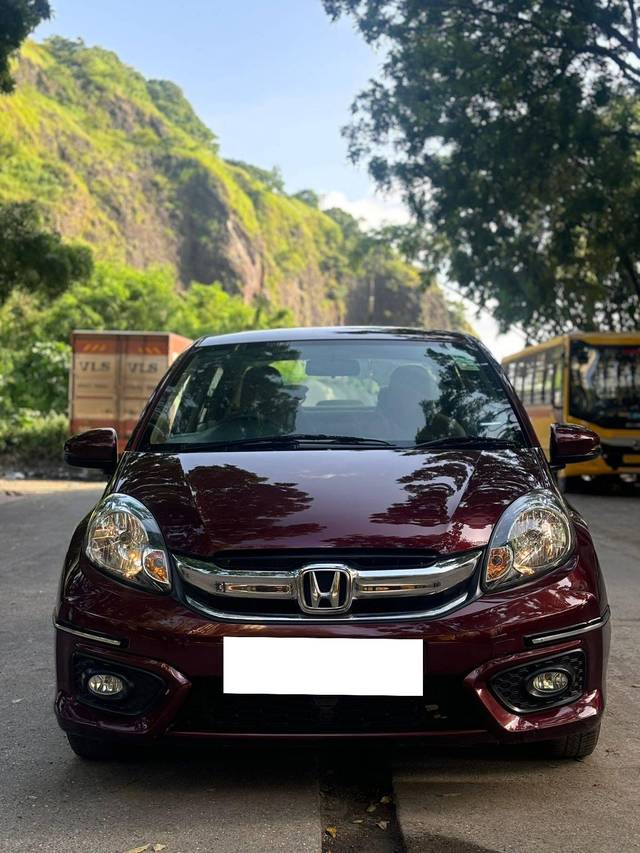 https://images10.gaadi.com/usedcar_image/4131345/original/processed_3569b3f4dd7ea51e4baa129e3a64b59a.jpg?imwidth=6402