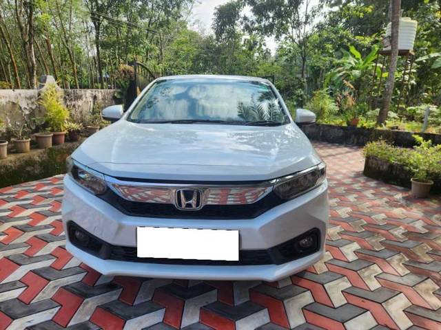 https://images10.gaadi.com/usedcar_image/4131545/original/processed_61565450-7842-433c-8549-d7dbc6fdf022.jpg?imwidth=6402