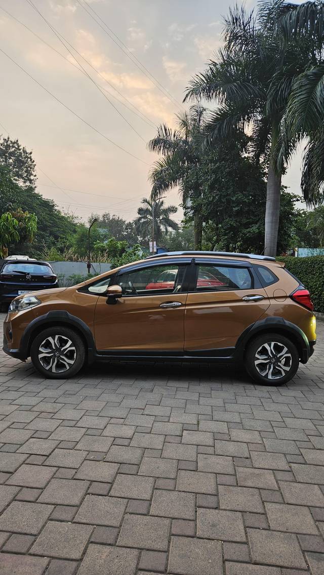 https://images10.gaadi.com/usedcar_image/4131839/original/processed_70e984e849dfd2bf1e47480375779dd8.jpg?imwidth=6401