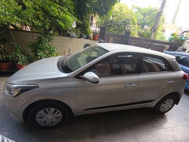 https://images10.gaadi.com/usedcar_image/4133008/original/24bdca692043f8790f9d4ba609900395.jpg?imwidth=6402