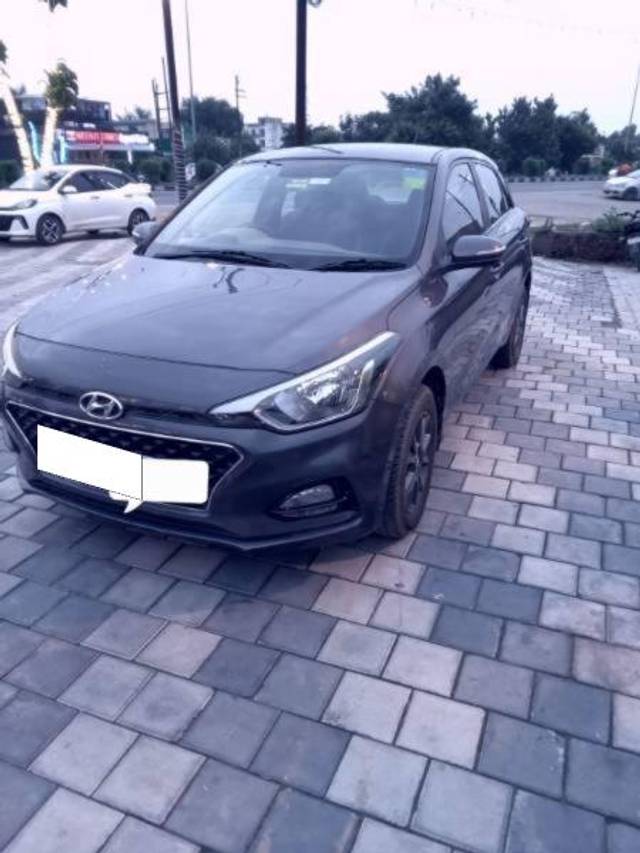 https://images10.gaadi.com/usedcar_image/4133185/original/processed_0a79cbfe-461b-4045-8c2f-af4d68ffe645.jpg?imwidth=6400