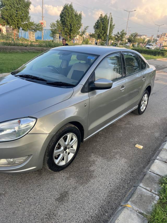 https://images10.gaadi.com/usedcar_image/4133691/original/72c6c80e57f6c13b512332e58cb351d7.jpeg?imwidth=6400