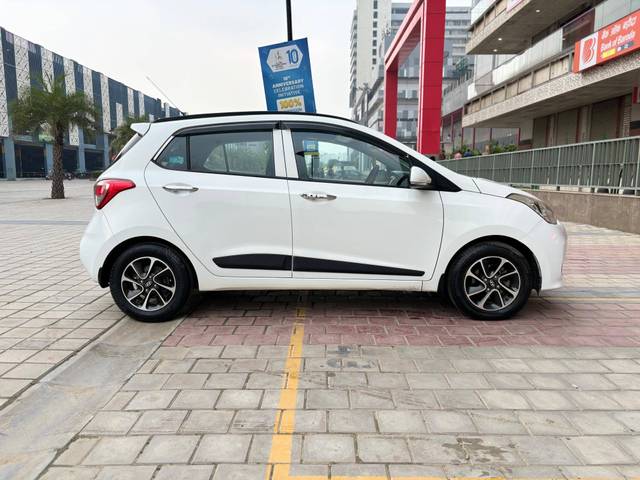 https://images10.gaadi.com/usedcar_image/4133701/original/processed_1eaec41f513eb087ec7defdb46db3cf2.jpeg?imwidth=6401