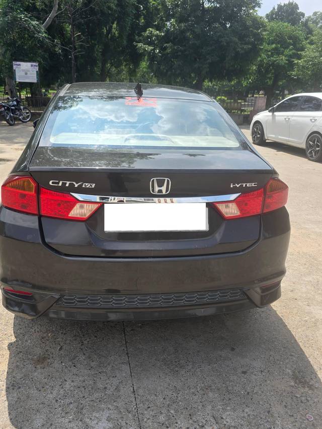 https://images10.gaadi.com/usedcar_image/4133756/original/processed_14838abea9bd9758400f32cc52487977.jpg?imwidth=6401