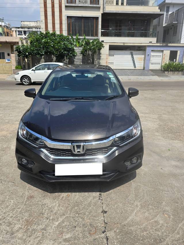 https://images10.gaadi.com/usedcar_image/4133756/original/processed_f4b2b7458dfacb6883f9498c9b3348b5.jpg?imwidth=6402