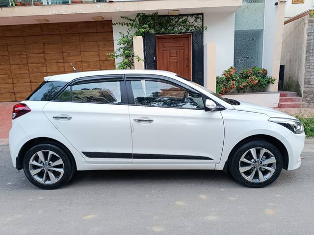 https://images10.gaadi.com/usedcar_image/4133939/original/750eac6f7c0b3d0b73f9f9294c89c693.jpg?imwidth=6401