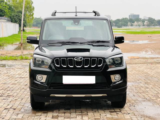 https://images10.gaadi.com/usedcar_image/4134034/original/processed_4428b600f0fb651f0c0467b69af3249b.jpg?imwidth=6400