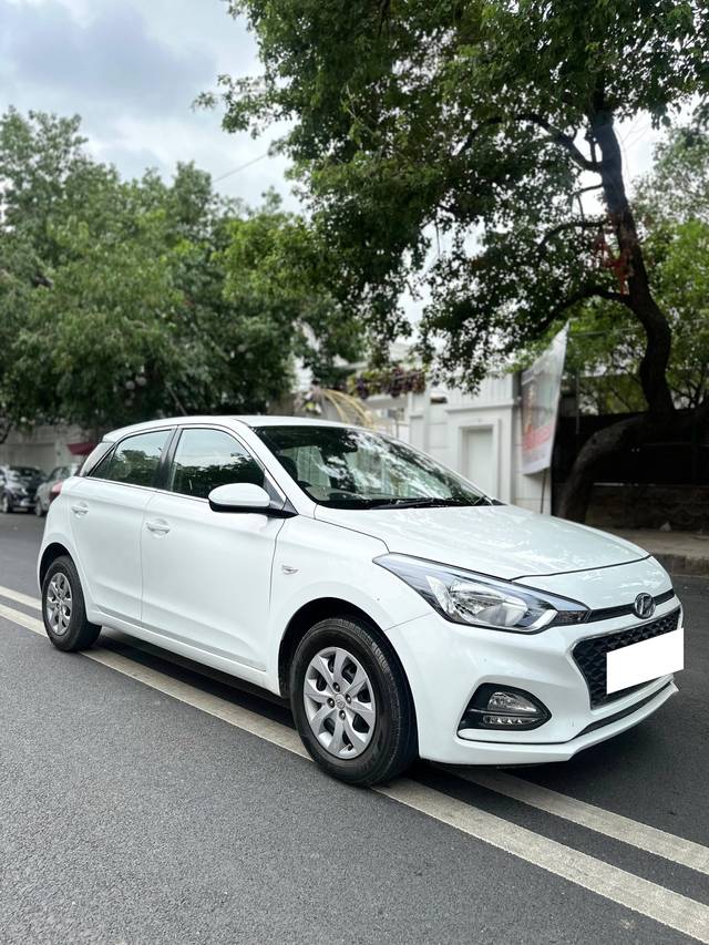 https://images10.gaadi.com/usedcar_image/4134087/original/processed_5769ce640aa184d088e3481de609ab21.jpg?imwidth=6400