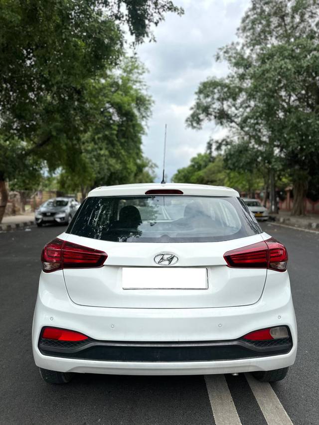 https://images10.gaadi.com/usedcar_image/4134087/original/processed_e8b1d85a4782198cbac573cdf44388bd.jpg?imwidth=6401