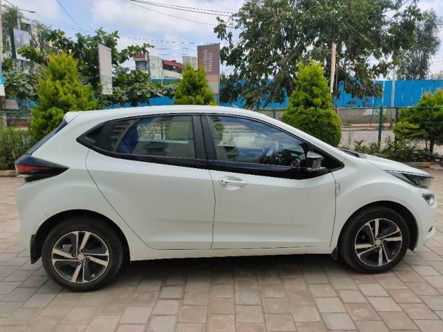 https://images10.gaadi.com/usedcar_image/4135090/original/processed_55869602-fe25-4bcc-977f-08c6c34fd969.jpg?imwidth=6401