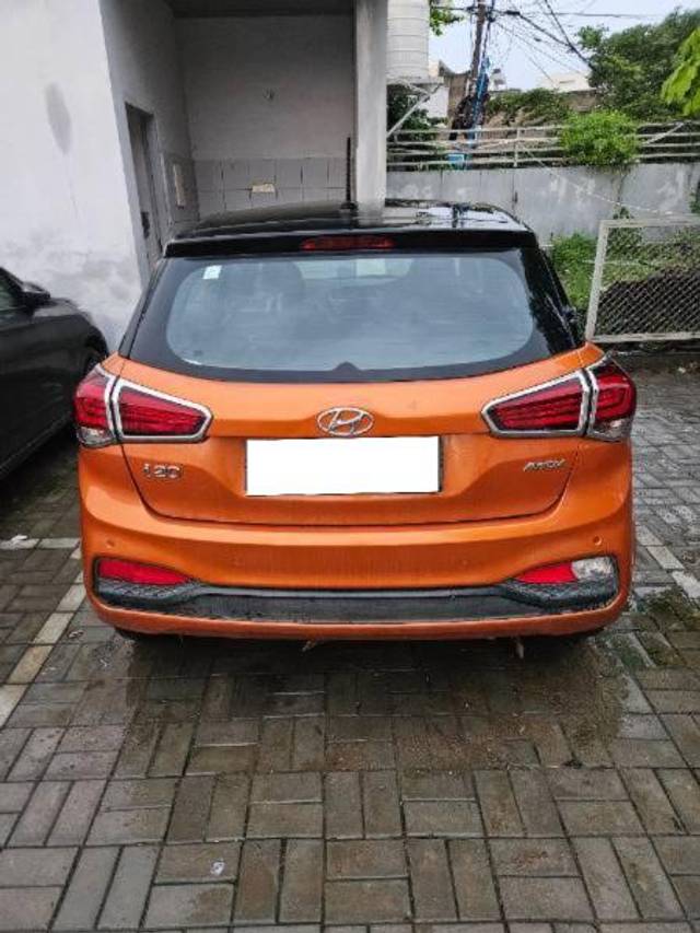 https://images10.gaadi.com/usedcar_image/4135216/original/processed_c11e7e15-6df4-44ac-abfa-19036a5d674c.jpg?imwidth=6400