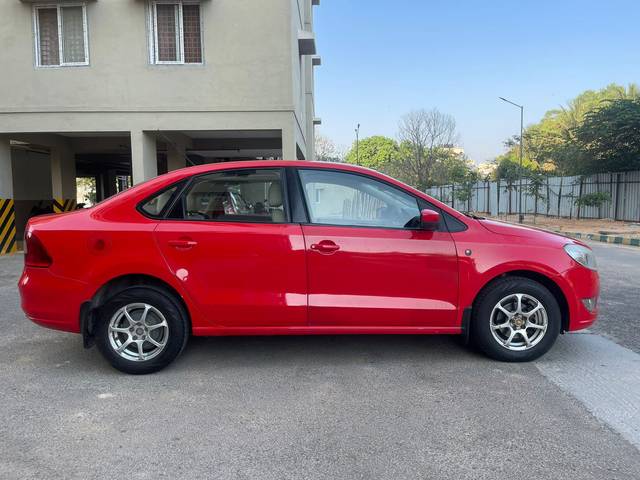 https://images10.gaadi.com/usedcar_image/4135567/original/c1a5f15cc5ce8821b0df5ed3cf3705c8.jpg?imwidth=6401