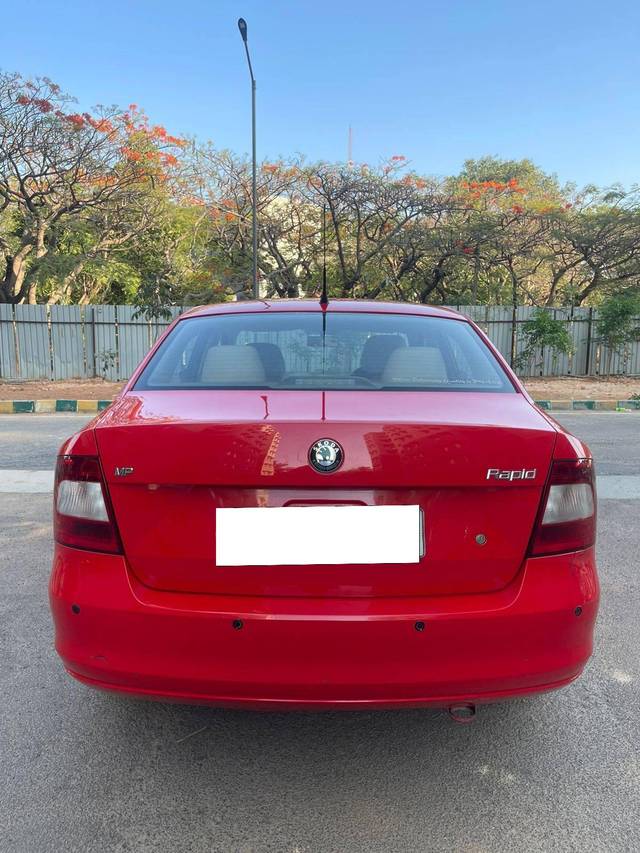 https://images10.gaadi.com/usedcar_image/4135567/original/processed_2c8e5a94be078319e6a99ba005364a4a.jpg?imwidth=6402