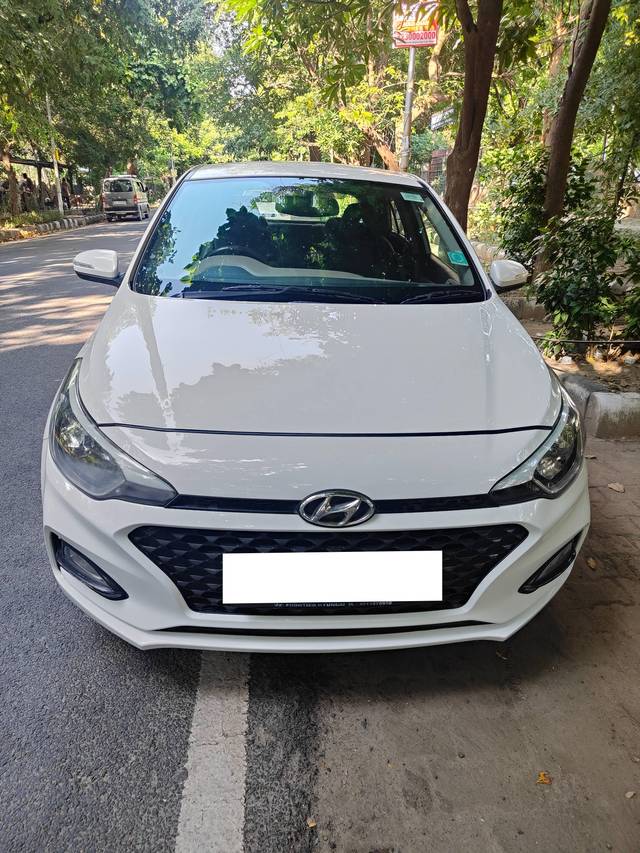 https://images10.gaadi.com/usedcar_image/4135914/original/processed_d00efa4c1458daa9465fe0d042cdfe06.jpg?imwidth=6400