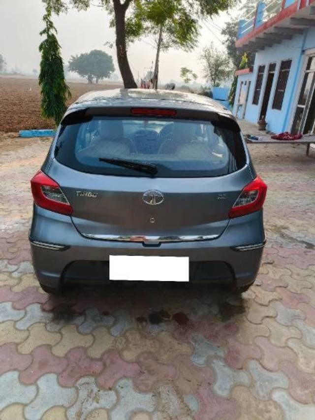 https://images10.gaadi.com/usedcar_image/4136093/original/processed_d6ed3fc7-43c1-475c-9229-0c5d713186bb.jpg?imwidth=6401